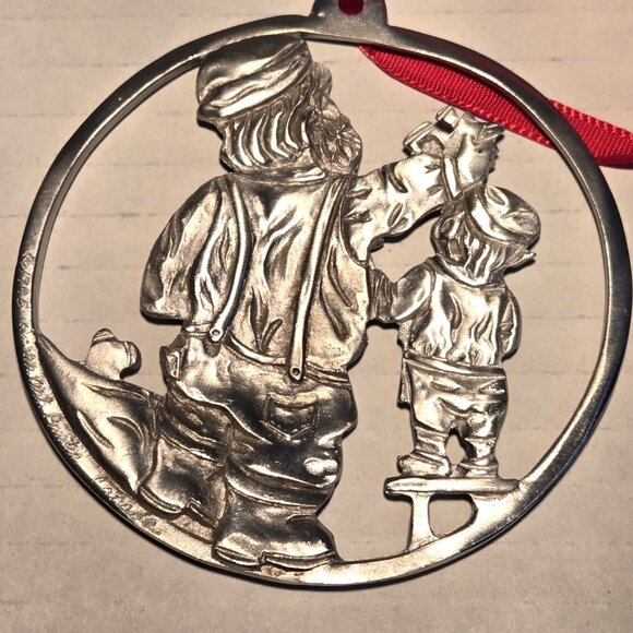 1995 Vintage Ocean Art Pewter "Santa's workshop" Christmas ornament - Picture 5 of 6
